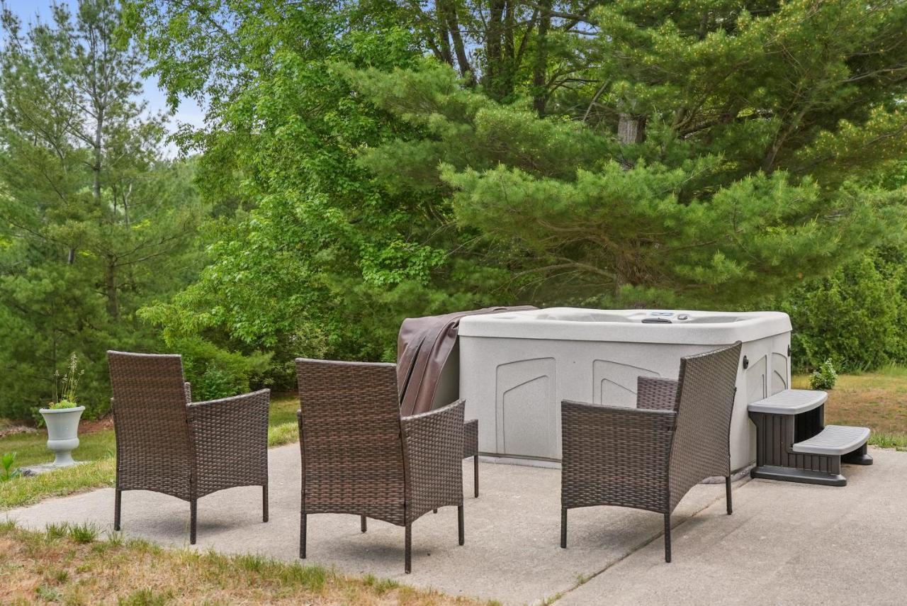 Long Lake Retreat- Hot Tub, Pool Table, Firepit Traverse City Bagian luar foto