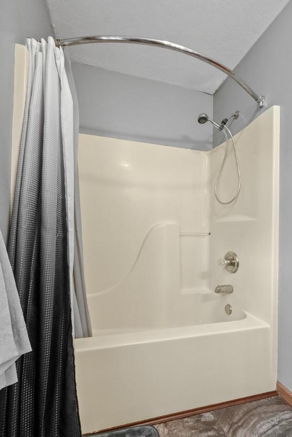 Long Lake Retreat- Hot Tub, Pool Table, Firepit Traverse City Bagian luar foto