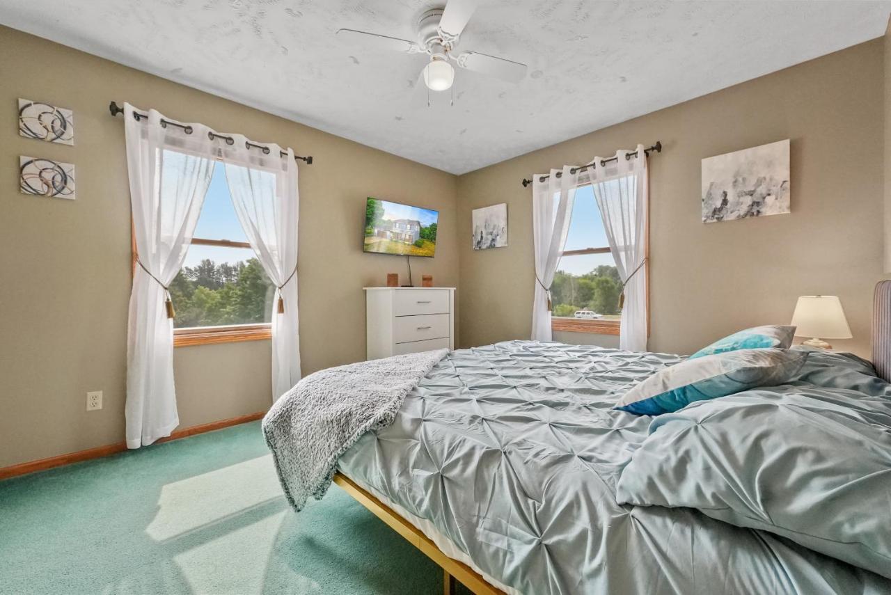 Long Lake Retreat- Hot Tub, Pool Table, Firepit Traverse City Bagian luar foto