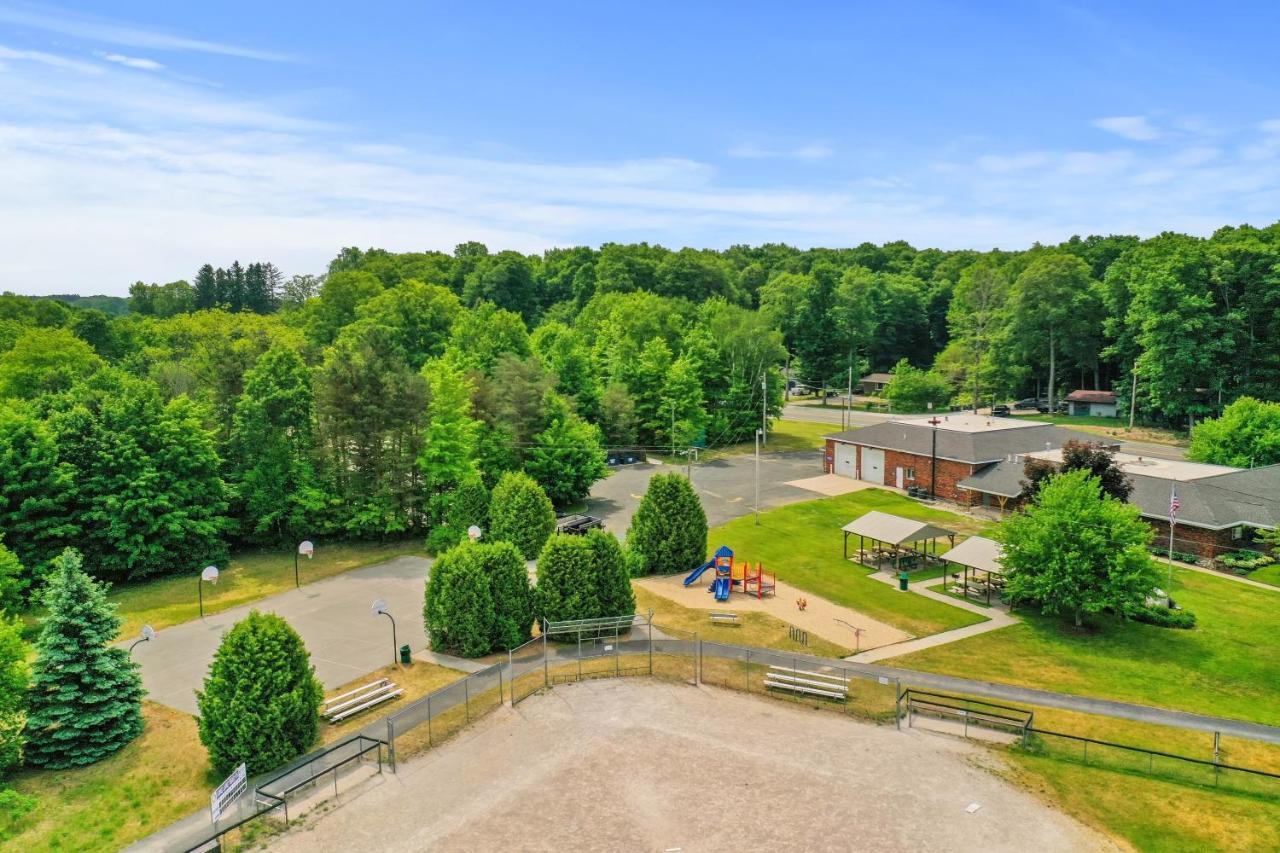 Long Lake Retreat- Hot Tub, Pool Table, Firepit Traverse City Bagian luar foto