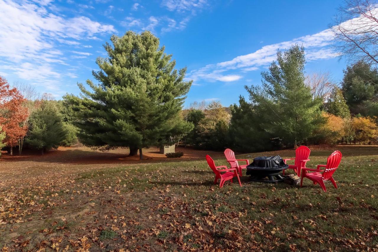 Long Lake Retreat- Hot Tub, Pool Table, Firepit Traverse City Bagian luar foto